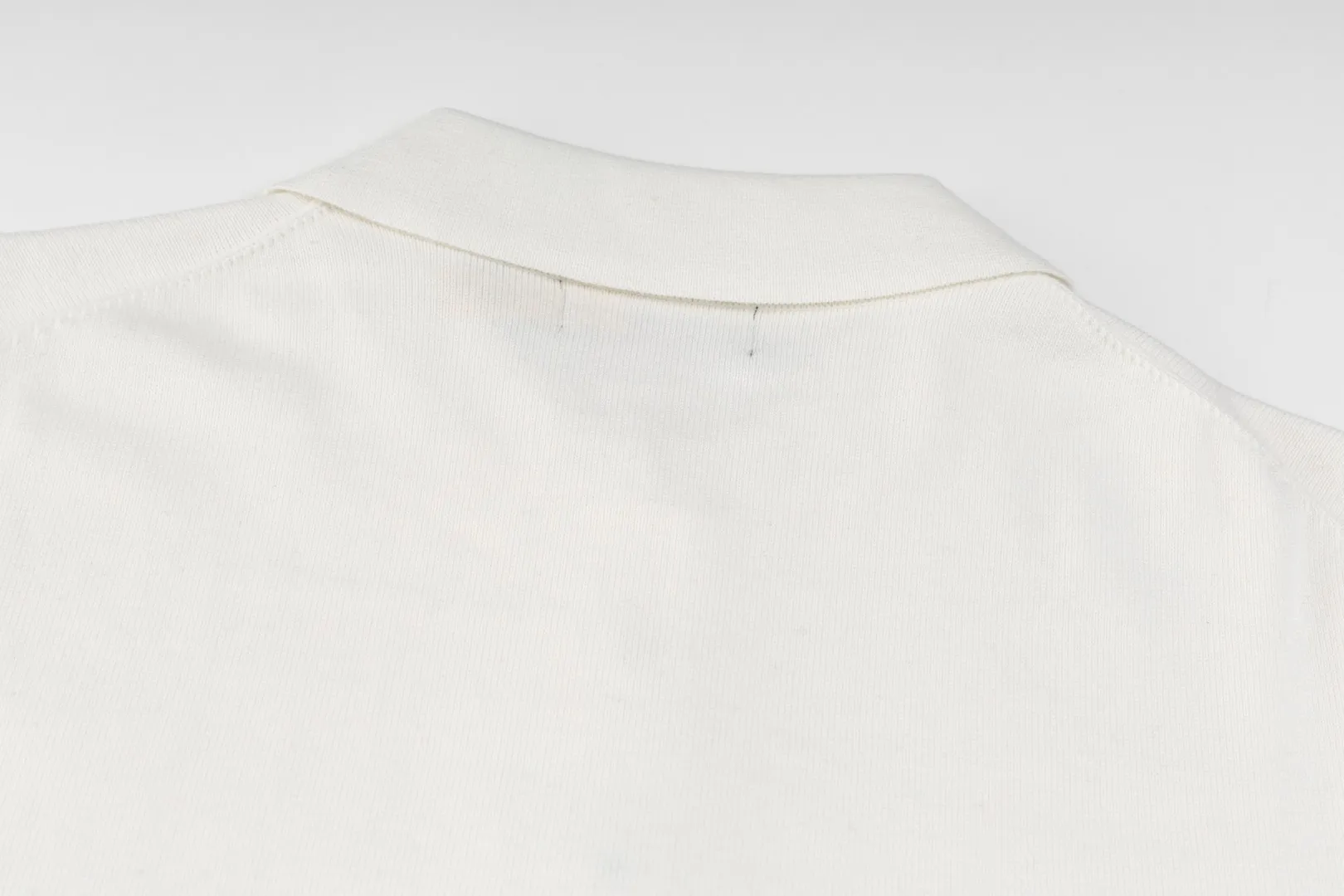 P206 Style number: R07 Ralph Lauren knitted pony embroidered lapel polo shirt three-button pullover open chest long-sleeved sweater. Official website synchronized. Same style for men and women. Classic cotton yarn. 100% white cotton. High-quality goods. Classic style has always been very popular! The workmanship details are very good! The simple lapel polo pullover sweater is always the standard, with classic brand embroidery on the chest! All major stars have the same style! Best for couples. High quality goods! Xinjiang cotton micro-elastic and smooth fabric is of great quality. Pure cotton is soft and skin-friendly. Color #White Blue Gray Dark Gray Khaki Military Green Navy White Label Navy Blue Red Label Black Red Label Black White Label Pink Size#S M L